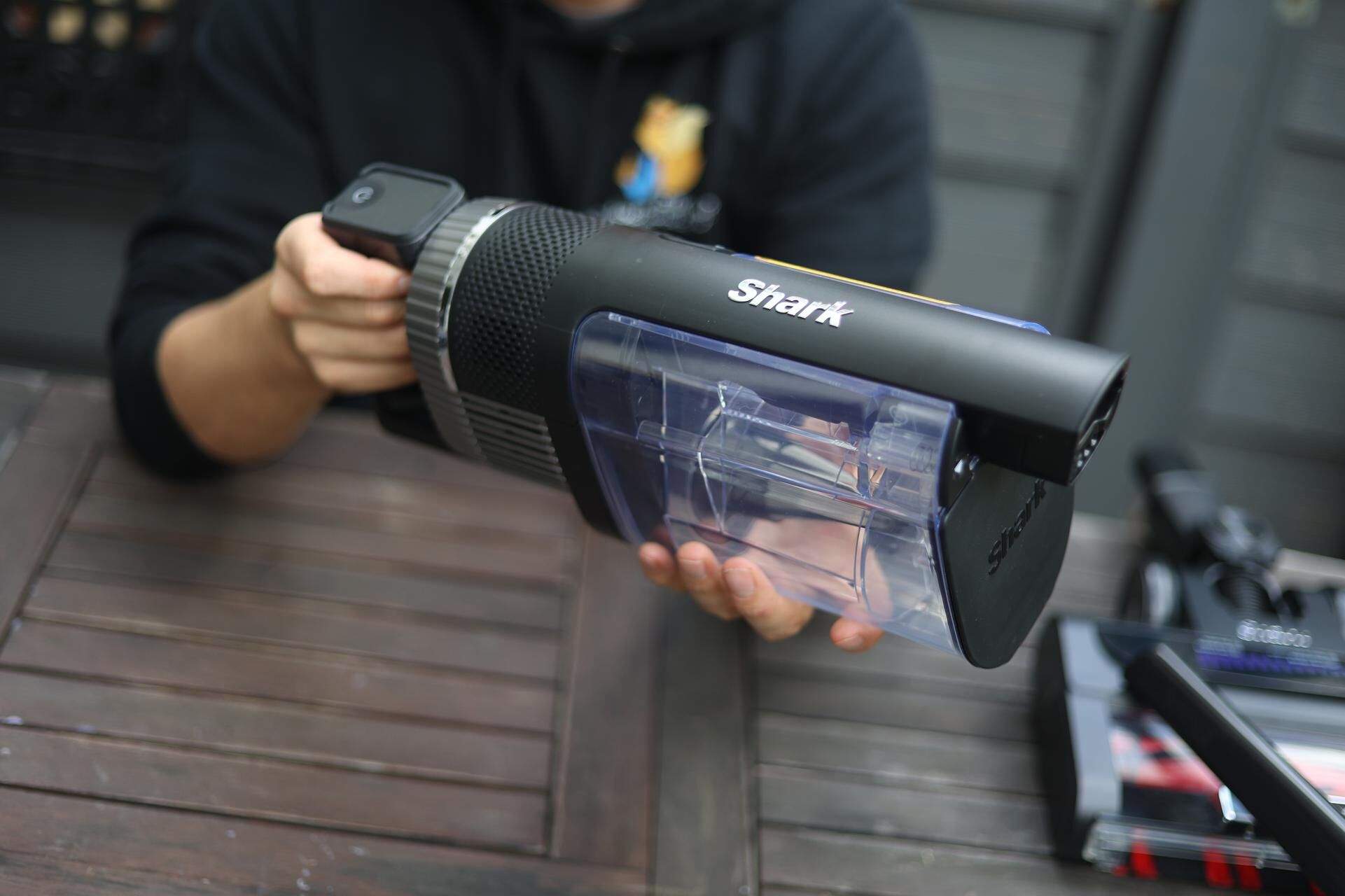 Der Shark Stratos ist ein beutelloser Staubsauger